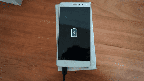 Выполнение первой подзарядки смартфона Xiaomi